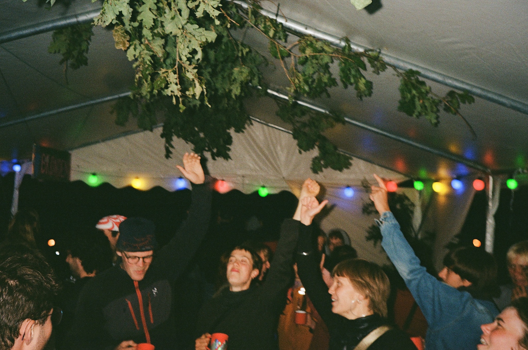 Dans under telt med farverige lys