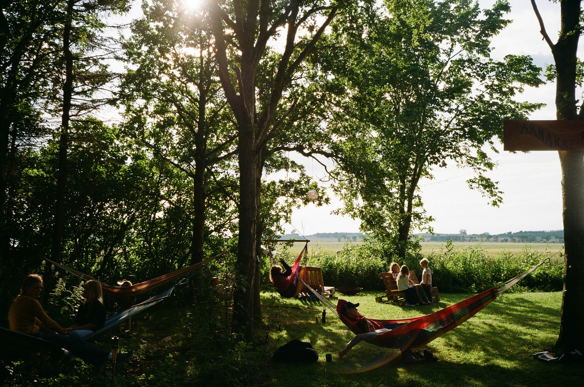 Hængekøjer i solen på Arnakke Gaard